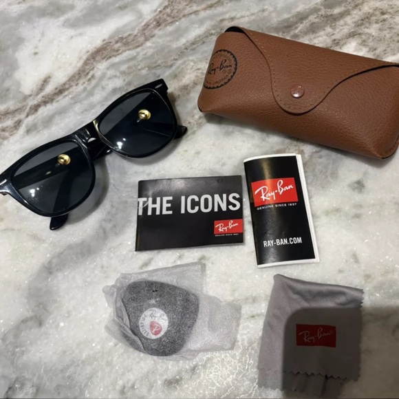 Wayfarer Black Sunglasses with Brown Case and Polarized Lens - Picture 1 of 6